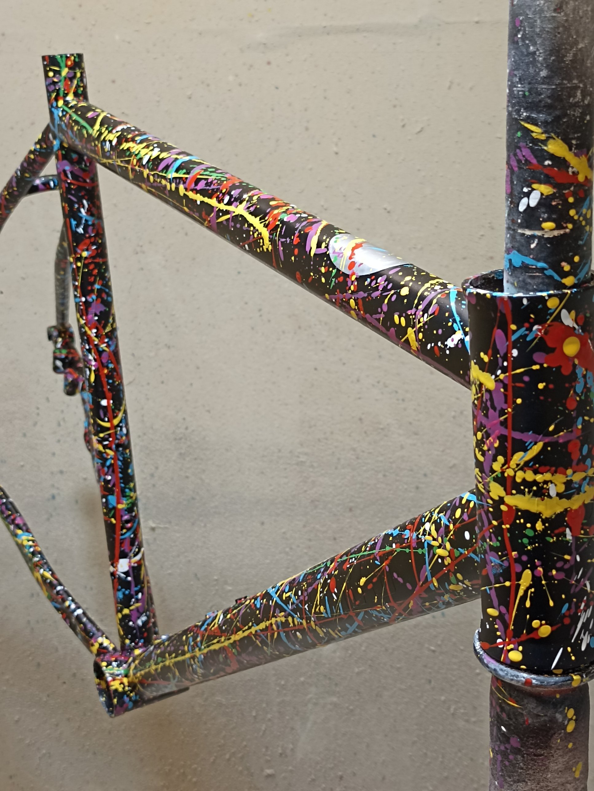 Cuadro negro con splash multicolor